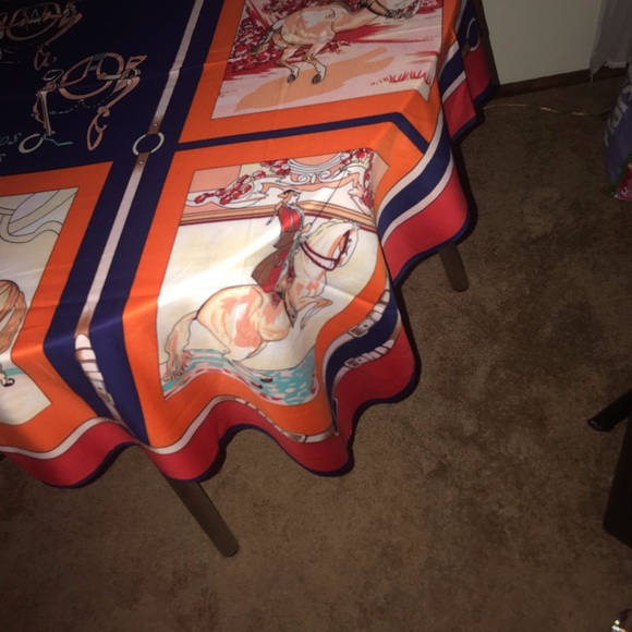 WONDERFUL-NEW 100% SILK SHAWL/SCARF- HORSES - Picture 3 of 5